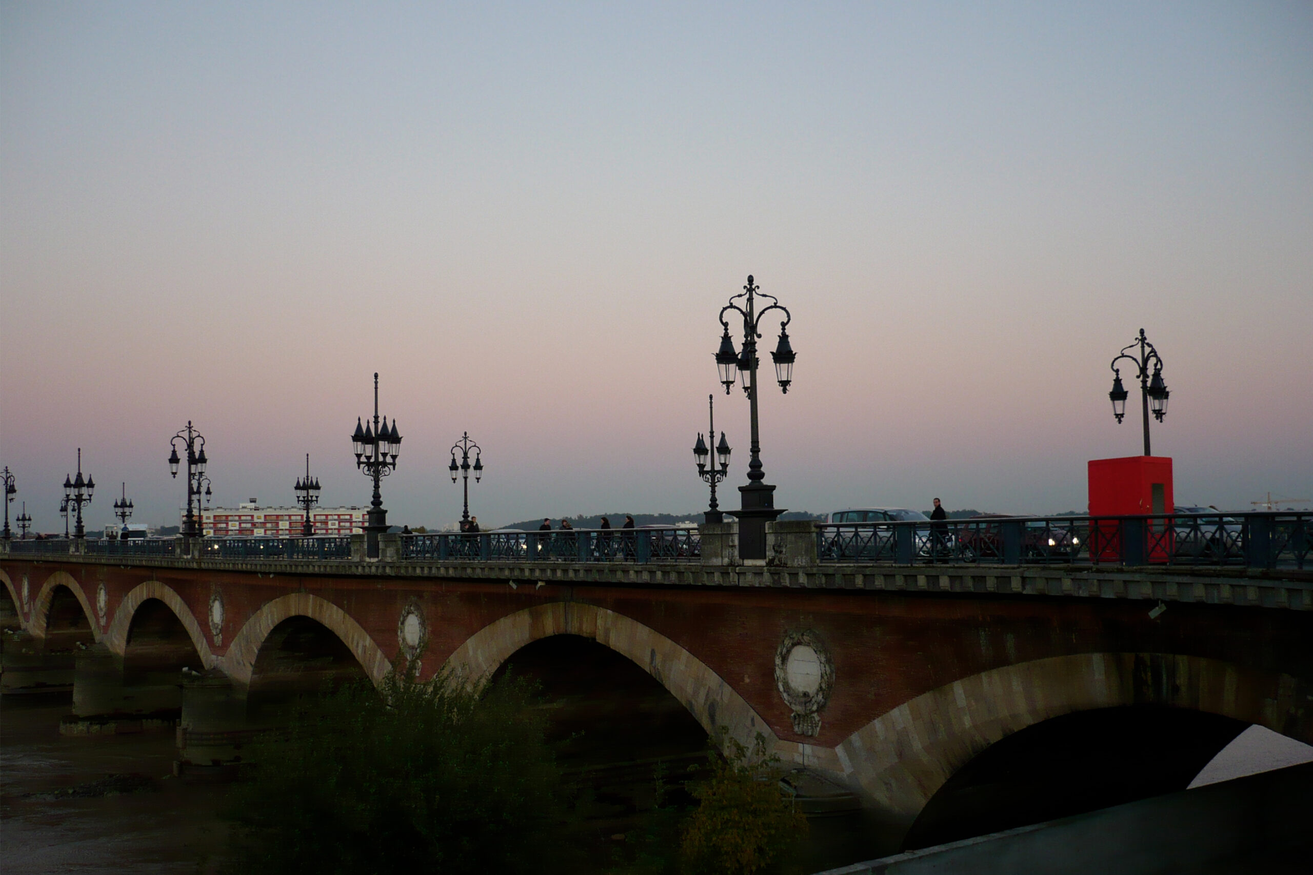 Tinbox #1, Exposition Fractales déployées de Anne-Marie Durou sur le Miroir d'eau & Pont de Pierre, Bordeaux, 2007